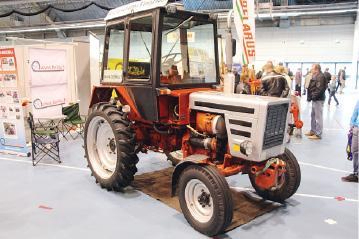 Konela-Belarus harkitsi 1970-luvun lopulla vakavissaan Vladimirets T25A-traktorin maahantuontia, mutta koska sen muuntaminen suomalaisia määräyksiä vastaavaksi olisi käynyt kohtuuttoman työlääksi, hankkeesta luovuttiin. Tuskinpa 2-sylinteriselle 25 hv:n traktorille olisi enää tuolloin ollut kysyntääkään, niin halvaksi sen hintaa ei olisi saatu pudotettua. Ruotsissa sitä myytiin Belarus T25-merkkisenä, meille niitä on kulkeutunut yksityisinä tuonteina Virosta.