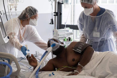 Lääketieteen lehti British Medical Journalissa julkaistussa ohjeistuksessaan WHO kuitenkin sanoi, etteivät kalliit ja aikaa vievät plasmahoidot nykytodisteiden mukaan paranna selviytymisen mahdollisuutta tai vähennä hengityskoneiden tarvetta. LEHTIKUVA / AFP