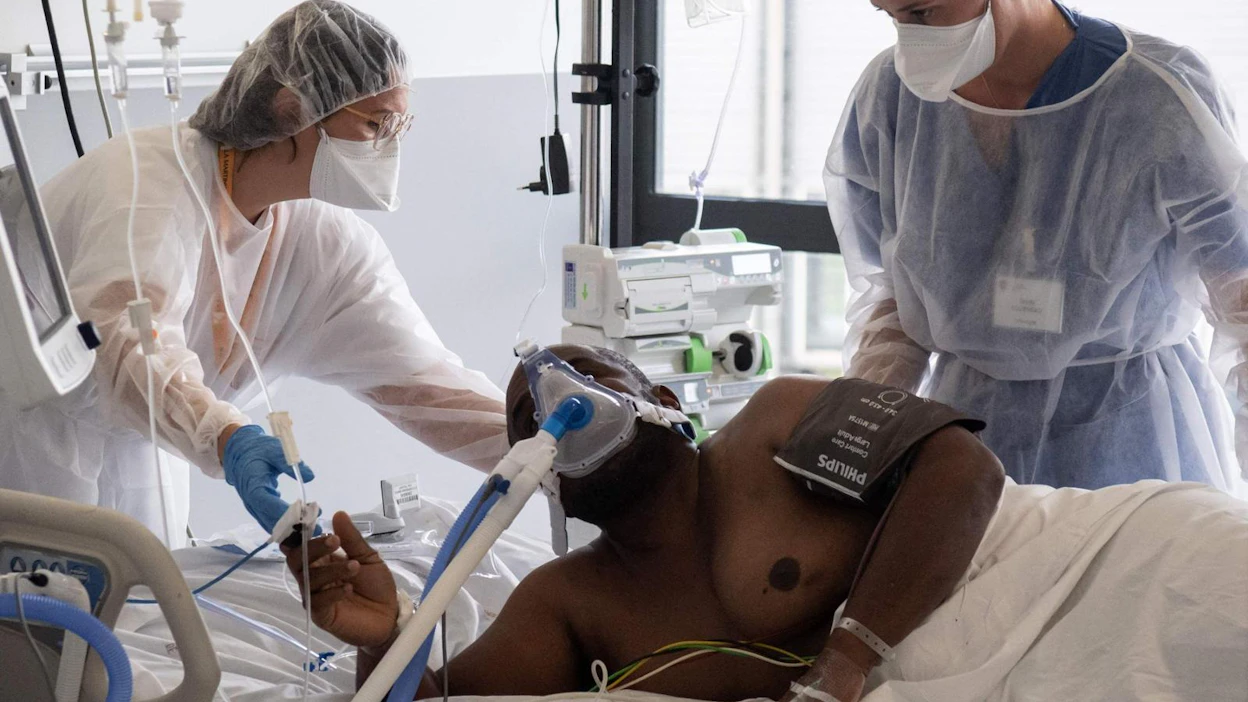 Lääketieteen lehti British Medical Journalissa julkaistussa ohjeistuksessaan WHO kuitenkin sanoi, etteivät kalliit ja aikaa vievät plasmahoidot nykytodisteiden mukaan paranna selviytymisen mahdollisuutta tai vähennä hengityskoneiden tarvetta. LEHTIKUVA / AFP