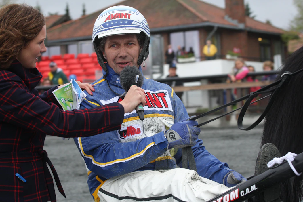 Jorma Kontio ohjastaa Timo Nurmoksen tallin Win B.Hilliä toisessa Toto86-kohteessa.