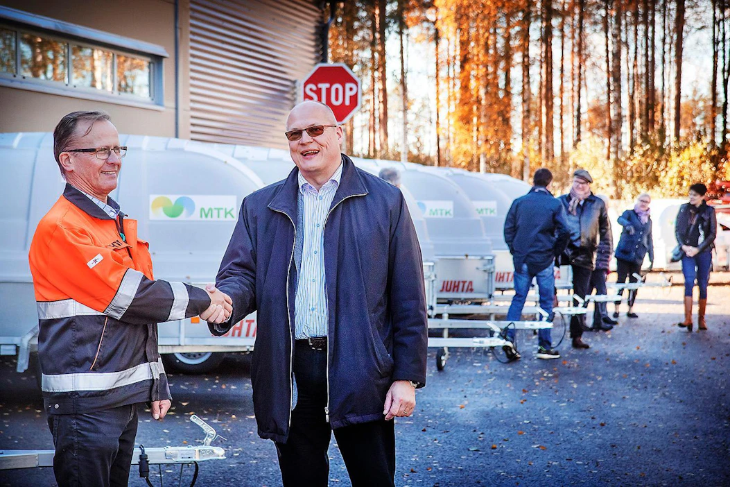 Juhdan tuotantoteknikko Antero Oinonen ja MTK:n edunvalvontajohtaja Perttu Pyykkönen Juhta-kärryjen luovutustilaisuudessa.