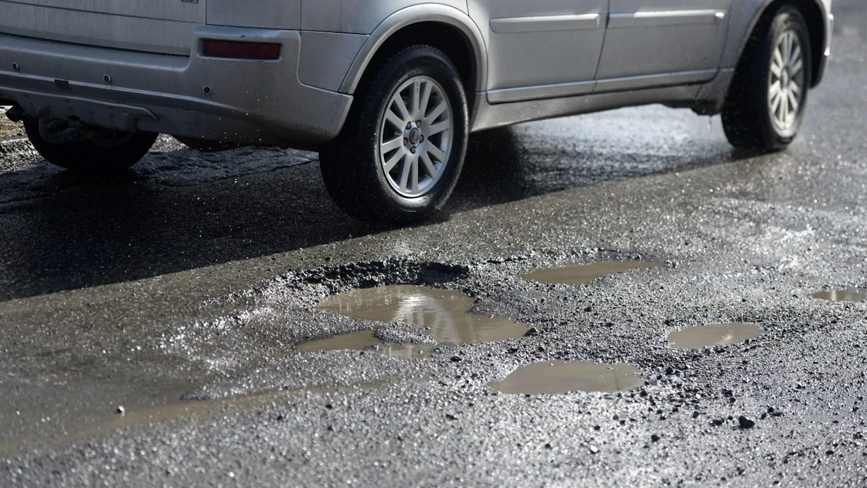 Miten paha kuoppa valtion maantiessä pitää olla, jotta autoilija olisi oikeutettu korvauksiin autolle syntyneistä vahingoista? LEHTIKUVA / HEIKKI SAUKKOMAA
