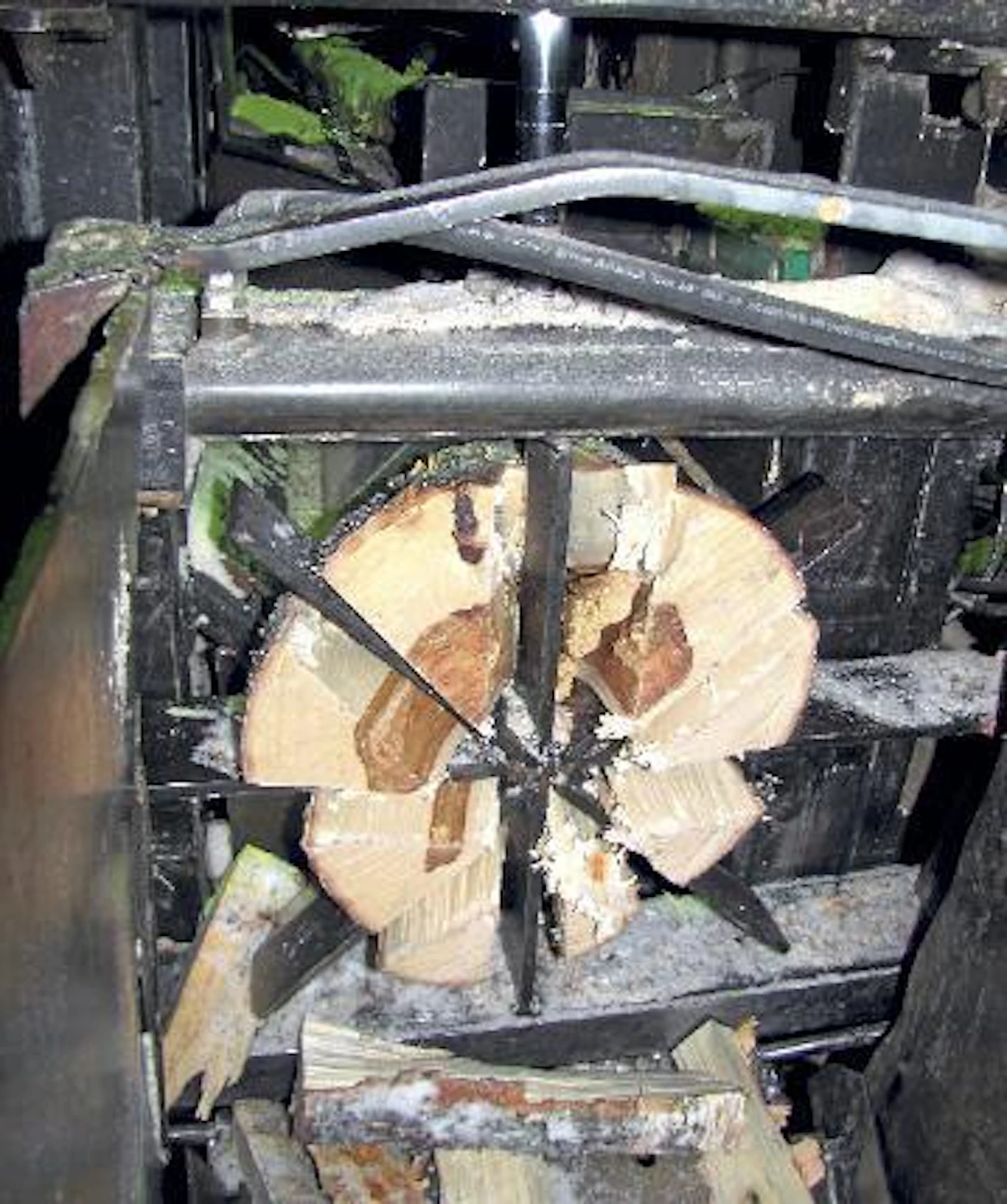 8-teräisessä halkaisuterässä on hydraulinen korkeudensäätö. Terä keskitetään puun paksuuden mukaan. Sen ansiosta pilkkeestä tulee tasalaatuista.