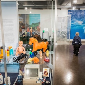 Kainuun Museossa on muovia käsittelevä näyttely, jossa koululuokat ja päiväkotiryhmät ovat vierailleet pitkin syksyä. Näyttely herättelee miettimään, minkälaisen maapallon jätämme tuleville sukupolville. 5-vuotias Setti Keränen tutustui näyttelyyn viime viikolla.