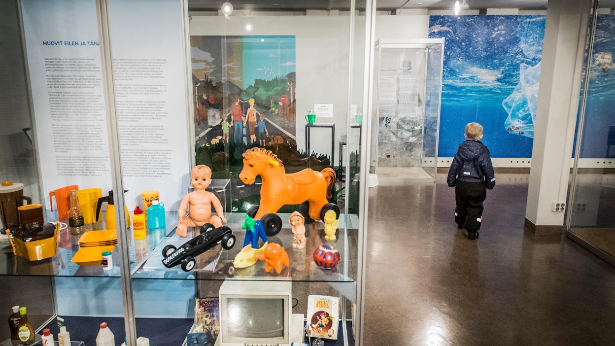 Kainuun Museossa on muovia käsittelevä näyttely, jossa koululuokat ja päiväkotiryhmät ovat vierailleet pitkin syksyä. Näyttely herättelee miettimään, minkälaisen maapallon jätämme tuleville sukupolville. 5-vuotias Setti Keränen tutustui näyttelyyn viime viikolla.