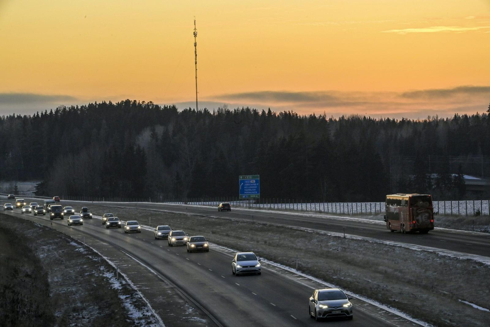 Koko Maassa Huono Ajokeli Aatonaaton Liikenteessä – Joulun ...