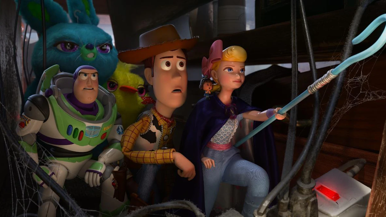 Toy Story 4:sessa seikkaillaan antiikkiliikkeessä. Seikkailun aikana tapaamme Woodyn vanhan ystävän Bo Peepin.