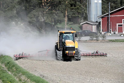 Suomessa on vain harvoin myynnissä kumitelatraktoreita. Kuvassa oleva Caterpillar Challenger 45 on myyty uutena Englantiin, josta se on tullut Ruotsiin. Ostimme kunnostuksen tarpeessa olevan koneen suoraan tilalta. Catin perässä oleva 10 metrinen Väderstad-äes on sen sijaan myyty uutena Suomeen. Onneksi se löytyi Hankkijan vaihtokonevarastosta, sillä näin suuren käytetyn äkeen tuonti Ruotsista olisi maksanut maltaita. Hankkija otti myös vanhan äkeen vaihdossa, mikä lisäsi kotimaisen vaihtoehdon kiinnostavuutta.