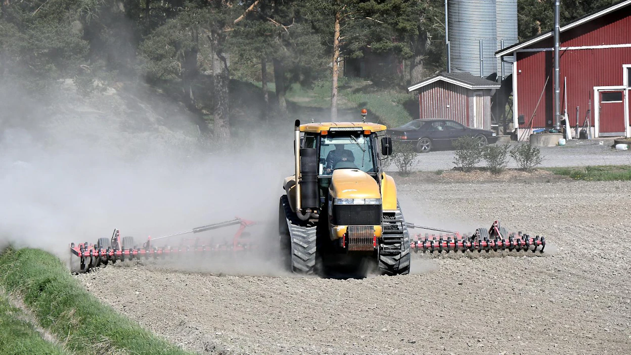 Suomessa on vain harvoin myynnissä kumitelatraktoreita. Kuvassa oleva Caterpillar Challenger 45 on myyty uutena Englantiin, josta se on tullut Ruotsiin. Ostimme kunnostuksen tarpeessa olevan koneen suoraan tilalta. Catin perässä oleva 10 metrinen Väderstad-äes on sen sijaan myyty uutena Suomeen. Onneksi se löytyi Hankkijan vaihtokonevarastosta, sillä näin suuren käytetyn äkeen tuonti Ruotsista olisi maksanut maltaita. Hankkija otti myös vanhan äkeen vaihdossa, mikä lisäsi kotimaisen vaihtoehdon kiinnostavuutta.