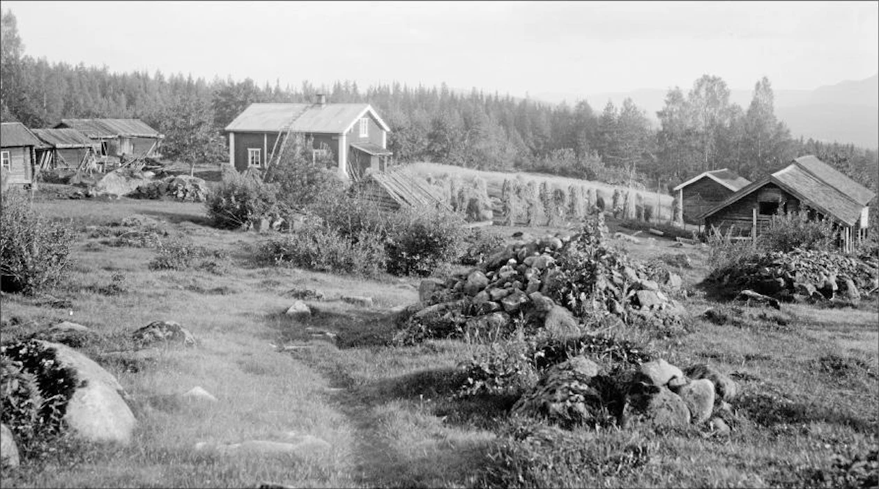 Juhoilan talon piha rakennuksineen Ruotsissa. 1930. HELMI HELMINEN/MUSEOVIRASTON KUVAKOKOELMAT