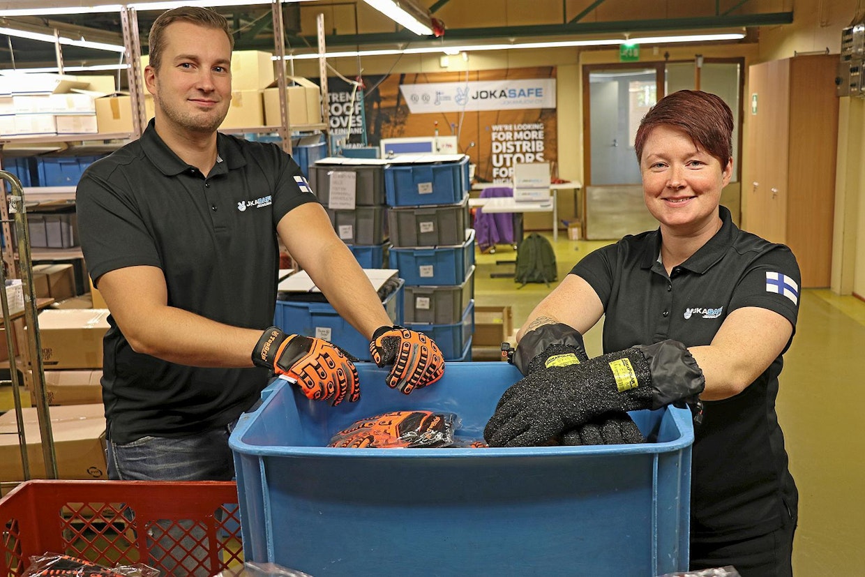 Evijärveläinen muovisia suojakäsineitä valmistava Jokamuovi Oy vie vuotuisesta noin 350 000 käsineparista kaksi kolmasosaa, eniten Venäjälle. Toimitusjohtajalla Karoliina Sulkakoskella ja tuotantopäälliköllä Jussi Virtasella on käsissään JokaSafen uutuustuotteet.