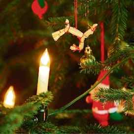Kun kuusi kannetaan sisään, on joulu vihdoin tullut taloon. Kirpeä pihkan ja metsän tuoksu täyttää ilman, kun kuusi asetellaan paikoilleen ja perinteiset koristeet löytävät paikkansa vihreän puun oksilta.
