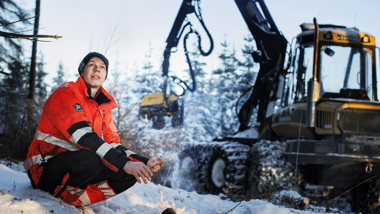Metsästä elävä Oskari Kolehmainen kertoo nauttivansa omasta rauhasta ja omien ajatuksien pyörittelystä saloilla työskennellessään.