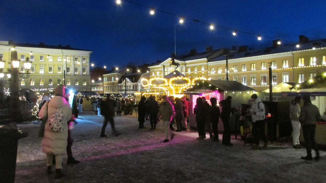 Tuomaan markkinoita järjestetään eri puolilla Suomea. Kuvassa Helsingin Senaatintorin markkinatunnelmaa joulukuulta 2024.