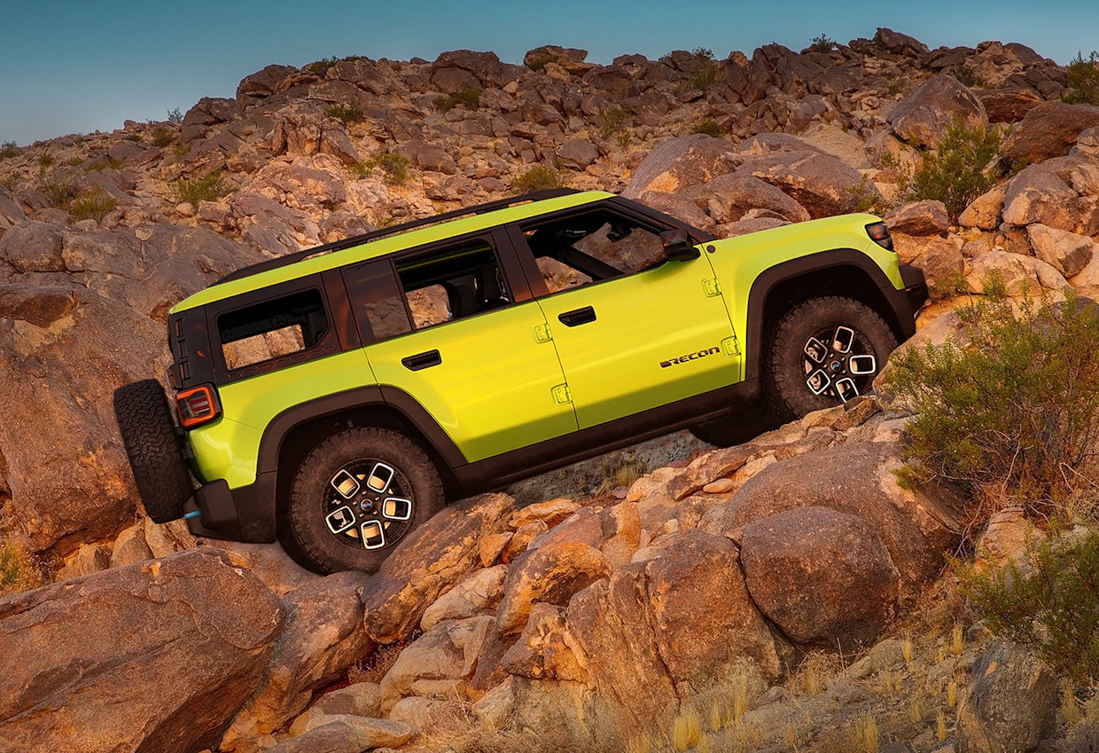 Jeep Reconille luvataan Rubiconin maastosuorituskyky. Varusteina mm. e-locker tasauspyörästöt, Select Terrain -pidonhallintajärjestelmä, alustansuojaukset ja vetokoukut.