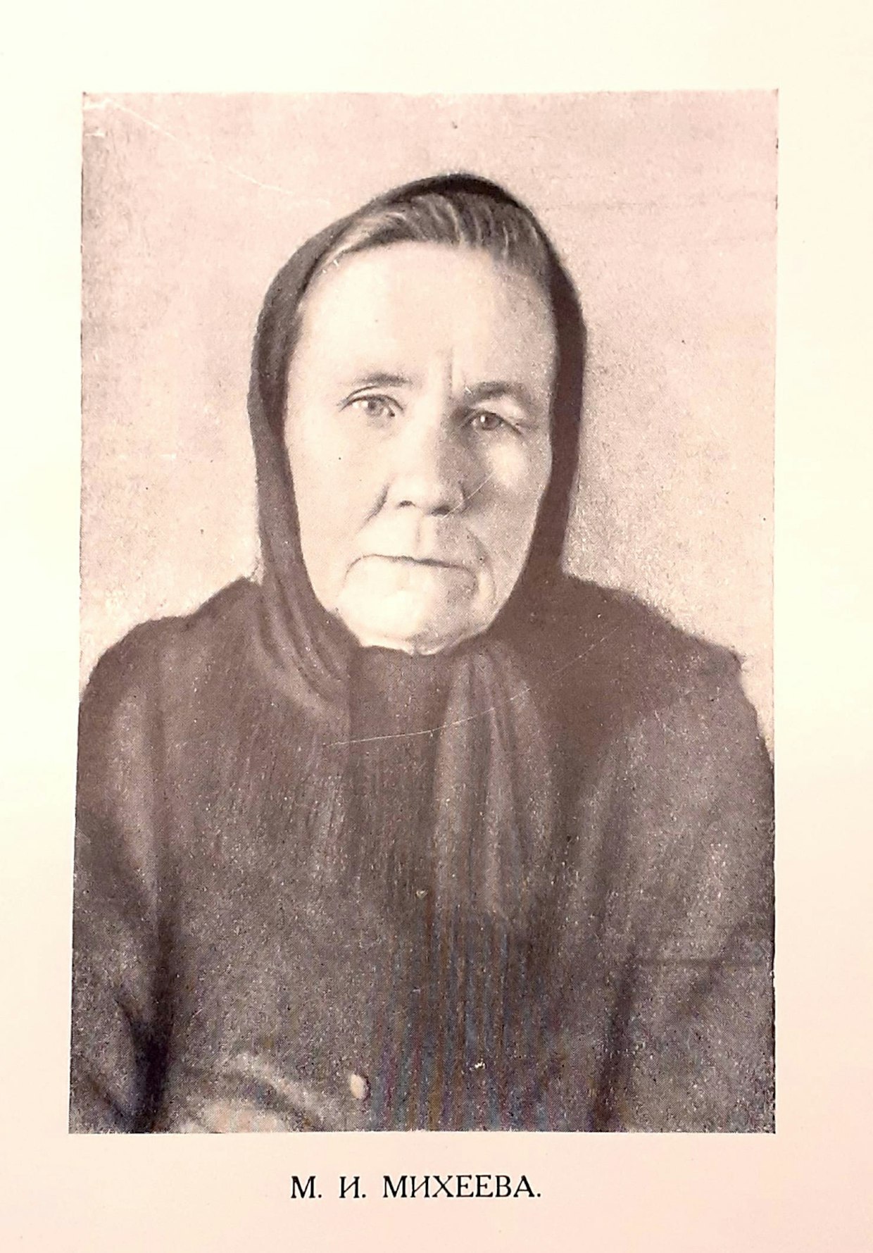 Muutamat runonlaulajat saivat Neuvostoliiton kirjailijaliiton jäsenyyden, kuten kuvan Marija Mihejeva vuonna 1959. Se kertoo, että ilmiö eli vielä Stalinin kuoltuakin, vaikka valtiojohto sitoutuikin irti henkilöpalvonnasta.