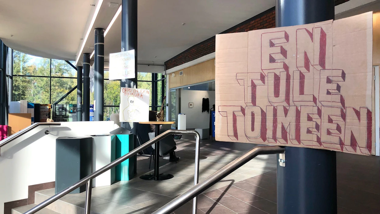 ”En tule toimeen” ja ”Orpo on EK:n sylikoira”, luki syyskuussa LAB-ammattikorkeakoulun Lahden kampuksen mielenilmauksessa hallituksen leikkauksia vastaan.