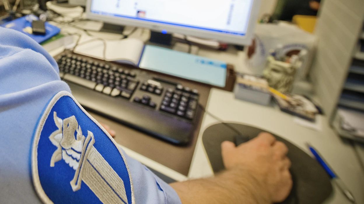 Lasten suojeleminen on yhteinen tavoite, mutta rikosten selvittäminen kuuluu viranomaisille, poliisi muistuttaa. Kuvituskuva.