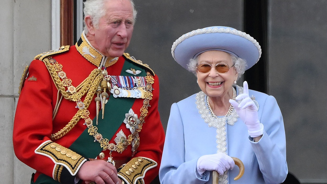 Kuningas Charles kuvaa lausunnossaan äitinsä Elisabetin kuolemaa suurimman mahdollisen surun hetkeksi. LEHTIKUVA/AFP. 