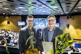 Johannes ja Veli Sipilä ottivat vastaan Vuoden Helmi-palkinnon MTK:n kevätvaltuuskunnassa MTK Tiistenjoelle. Palkittu hanke oli joulukuinen traktorijoulukuusi, joka oli kirvoittanut valitsijaraadissa muun muassa sanoja: vau, huikea, loistava ja moderni. 
