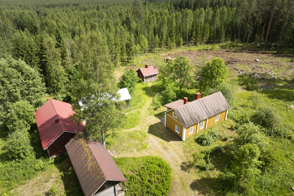 Kalliolan torpan pihapiiriin kuuluu myös viehättäviä piharakennuksia.