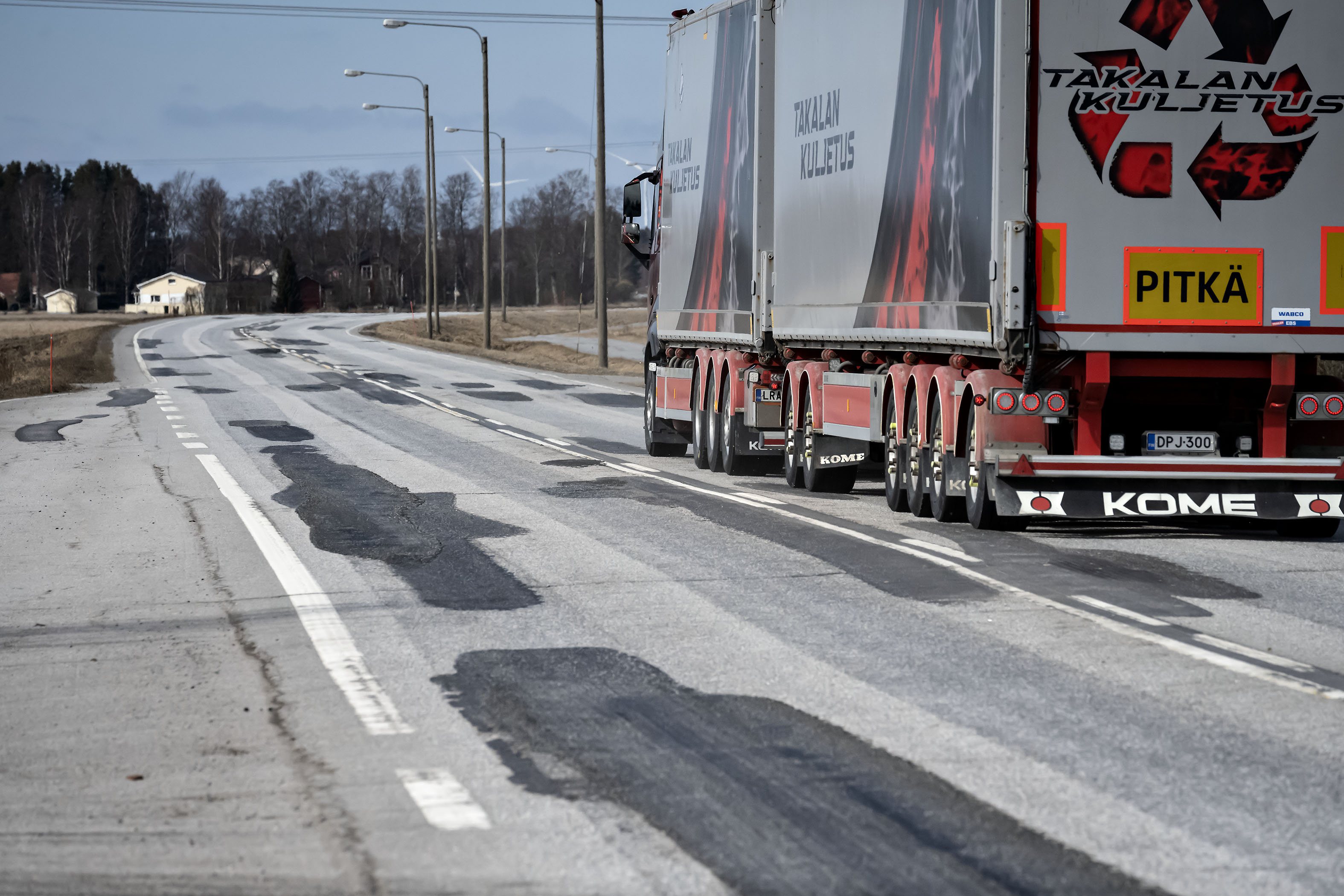 Ruokatienä tunnetun Kolmostien kunto on Laihian Käyppälän kohdalla todella surkea. Paikkaa on jouduttu paikkaamaan paikalla.