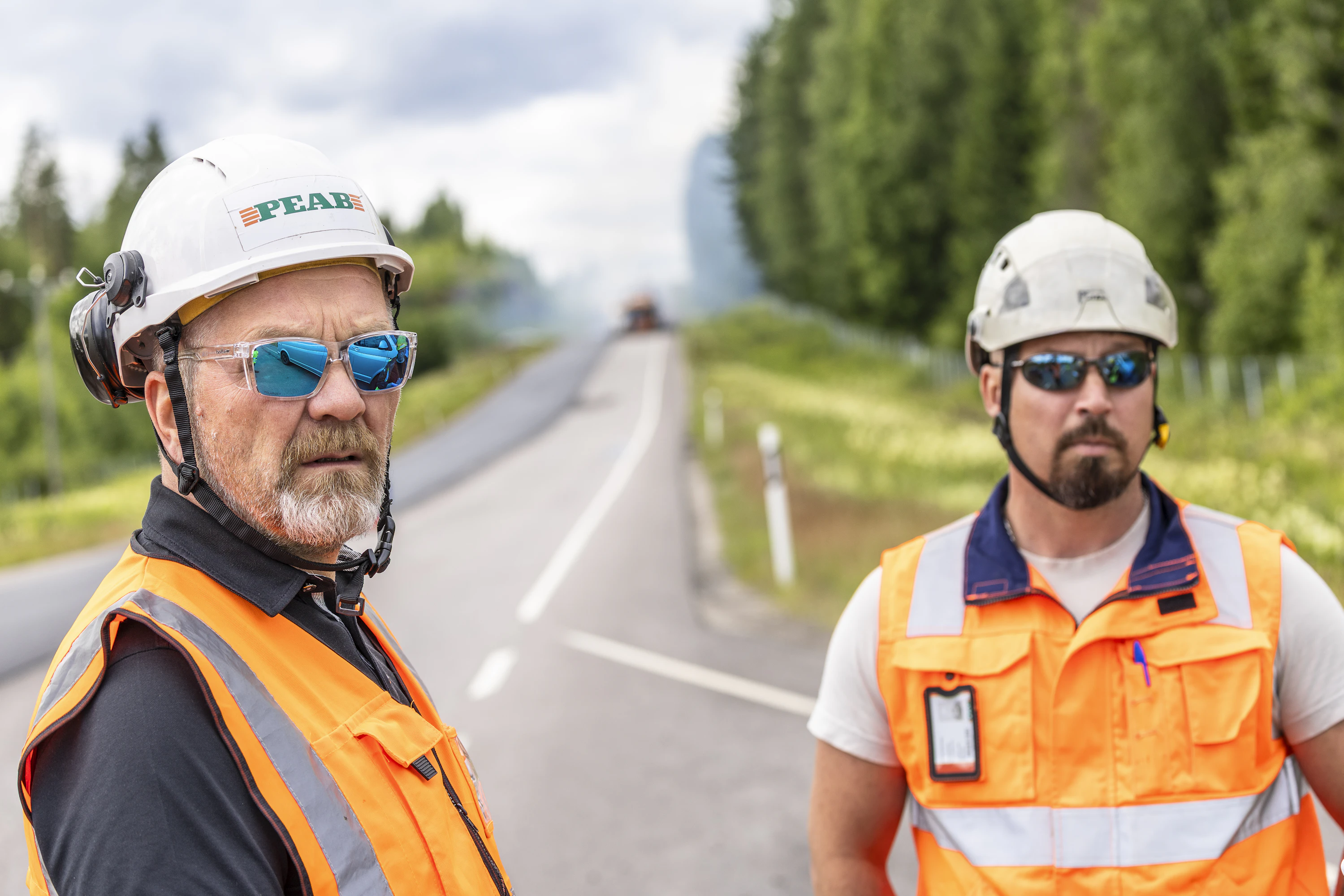 Levitystoiminnan johtaja Arto Heikkinen (vas.) ja projektipäällikkö Miska Hänninen kertovat, että työturvallisuus alalla on parantunut saattoautojen yleistymisen myötä.