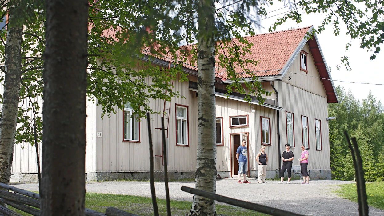 Nyrölän koulu Jyväskylässä suljettiin 2010-luvun puolivälissä. Koulun oppilaiden vanhemmat Jarkko Koppeli, Susanna Kinnunen, Sari Koppeli ja Anne Huttunen vastustivat tuolloin lakkautusta.