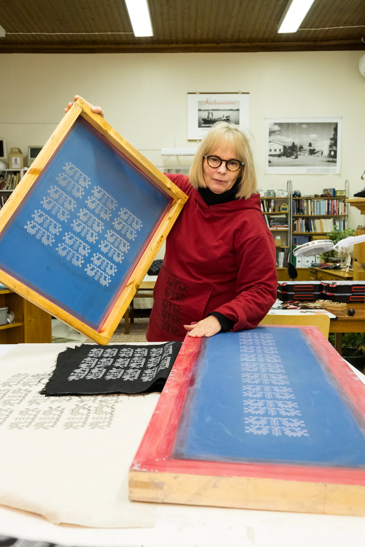 Eija Irene Hiltunen on opetellut itse niin silkkipainamisen kuin neulomisenkin, kantapään kautta. ”Toivon, että syrjäkylillä olisi erilaisia yrityksiä. Se takaa elinvoiman.”