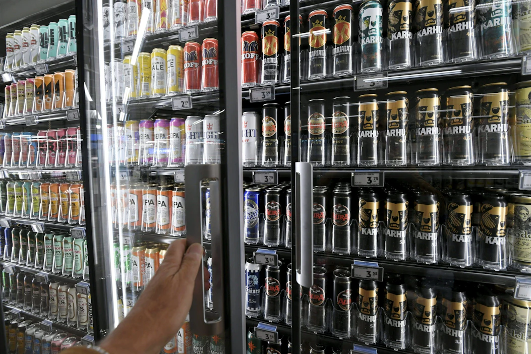 Alkoholia voi ensi vuonna tilata kotiinkuljetuksella kaupasta ja ravintolasta, jos hallituksen tavoite toteutuu.