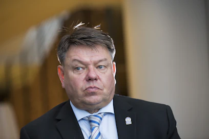 Petteri Taalas epäilee, että jos hakkuita aletaan vähentää Suomessa, ne lisääntyvät muualla missä metsiä hoidetaan huonommin. Nopeasti vaihteleviin hiilinieluihin kiinnitetään täällä liikaa huomiota, pitäisi keskittyä fossiilisten vähentämiseen ja metsäkatoon.