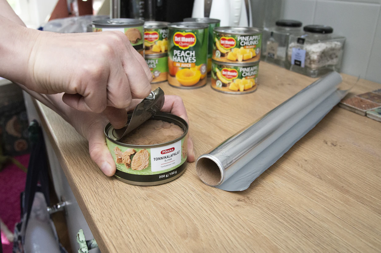 Nykypäivänä yksinkertaisena ruokana voisi pitää vaikka opiskelijaravinnon klassikkoa, eli keitettyä makaronia ja purkkitonnikalaa. Tällaiset sinänsä yksinkertaiset ainekset vaativat kuitenkin melkoisesti pidemmän tuotanto- ja logistiikkaketjun kuin entisaikojen simppelit sapuskat, joissa yksinkertaisuus tarkoitti vaikka keitettyjen perunoiden kastamista suolaveteen.
