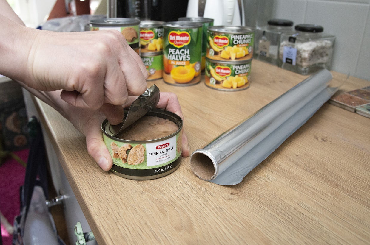 Nykypäivänä yksinkertaisena ruokana voisi pitää vaikka opiskelijaravinnon klassikkoa, eli keitettyä makaronia ja purkkitonnikalaa. Tällaiset sinänsä yksinkertaiset ainekset vaativat kuitenkin melkoisesti pidemmän tuotanto- ja logistiikkaketjun kuin entisaikojen simppelit sapuskat, joissa yksinkertaisuus tarkoitti vaikka keitettyjen perunoiden kastamista suolaveteen.