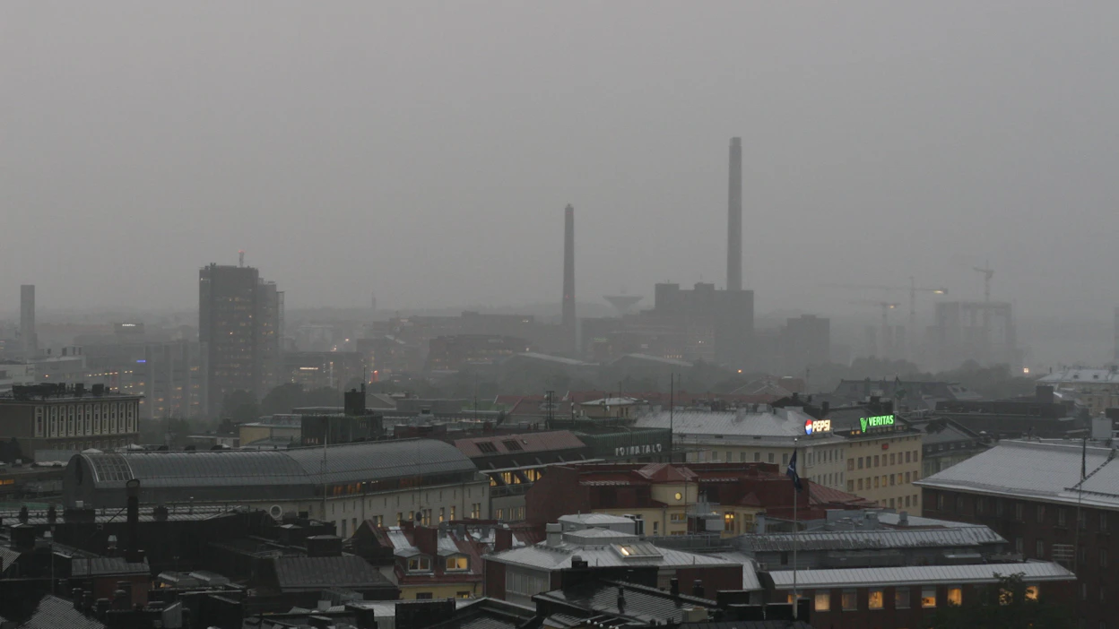 Helsingin osuus pääkaupunkiseudun ilmastopäästöistä on yli 60 prosenttia. Hiilen ja öljy poltto käänsi ilmastopäästöt kasvuun. Salmisaaren voimalassa palaa kivihiili ainakin vuoteen 2025 asti.