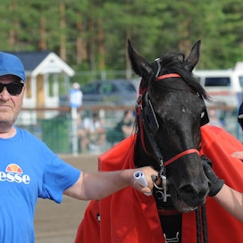 Amanda Rose voitti 19 kertaa Pekka Visurin valmennuksesta. Kuvassa Visuri ja Victor Björkroth juhlimassa voittoa juhannusaattona Power Parkissa 2021.