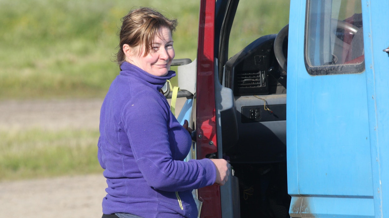 Fritz S.H. tekee avauskilpailunsa Suomessa. Tanja Soukka valmentaa hevosta.