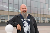 Vantaalaisen Esa Pehkosen, joka tässä kuvassa on Vermon raviradalla, osaomistama Heaven Hanover vei lauantai-iltana New Yorkin lähellä yhden klassisimmista ravikilpailuista Oaksin.