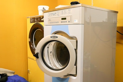 Natriumkarboksimetyyliselluloosa sitoo likaa ja kirkastaa pyykin. Se on vaihtoehto synteettisille lisäaineille.