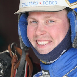 Joni-Petteri Irri on iloinen tallinsa uusien varsojen laadusta, mutta odostaa menestystä myös lauantain Kasvattajakruunujen starttihevosiltaan.