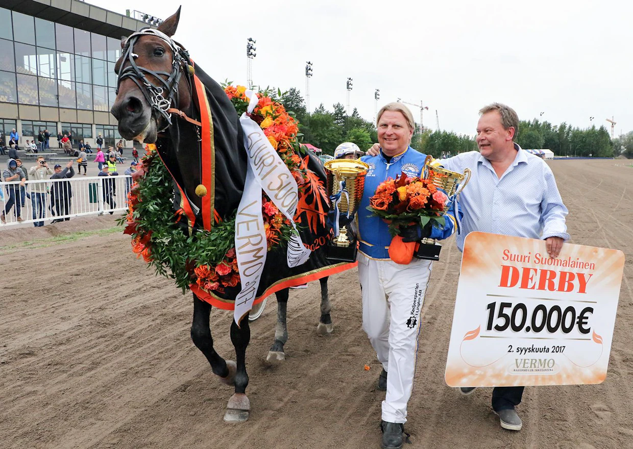 Benjamin Evo on tuonut Hedmaneille derbyvoiton kasvattajana. Ohjastaja-valmentaja Veijo Heiskanen ja omistaja Thomas Lantz kunniakierroksella vuoden 2017 Derbyn sankareina.