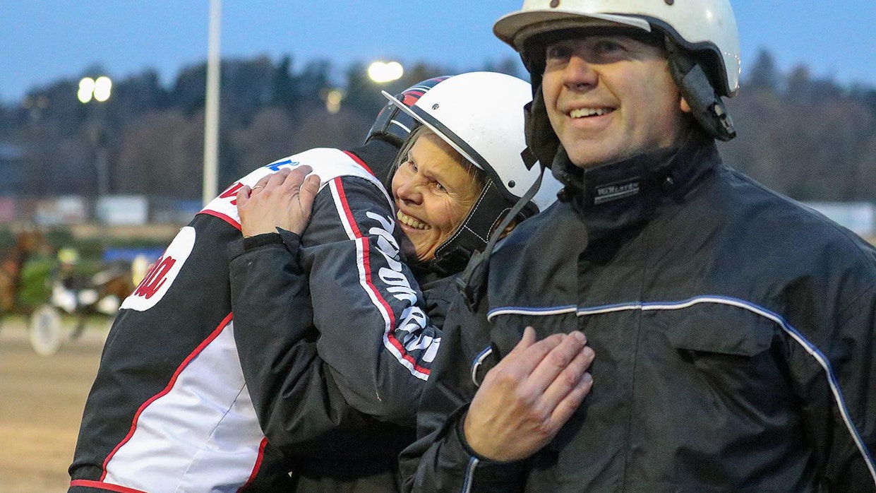 Mika Forssin voittosyleilyssä oleva Britt-Marie Nyholm ja Rurik Kjötar ovat saaneet radoilta monta ilonhetkeä, mutta ilmaiseksi ei menestys ole tullut. Nyt pariskunnalla on tallissaan uusi toivo, Above Ground.