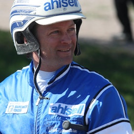 Erik Adielsson ohjasti päätöskohteen voittajaa Calle Crownia. 