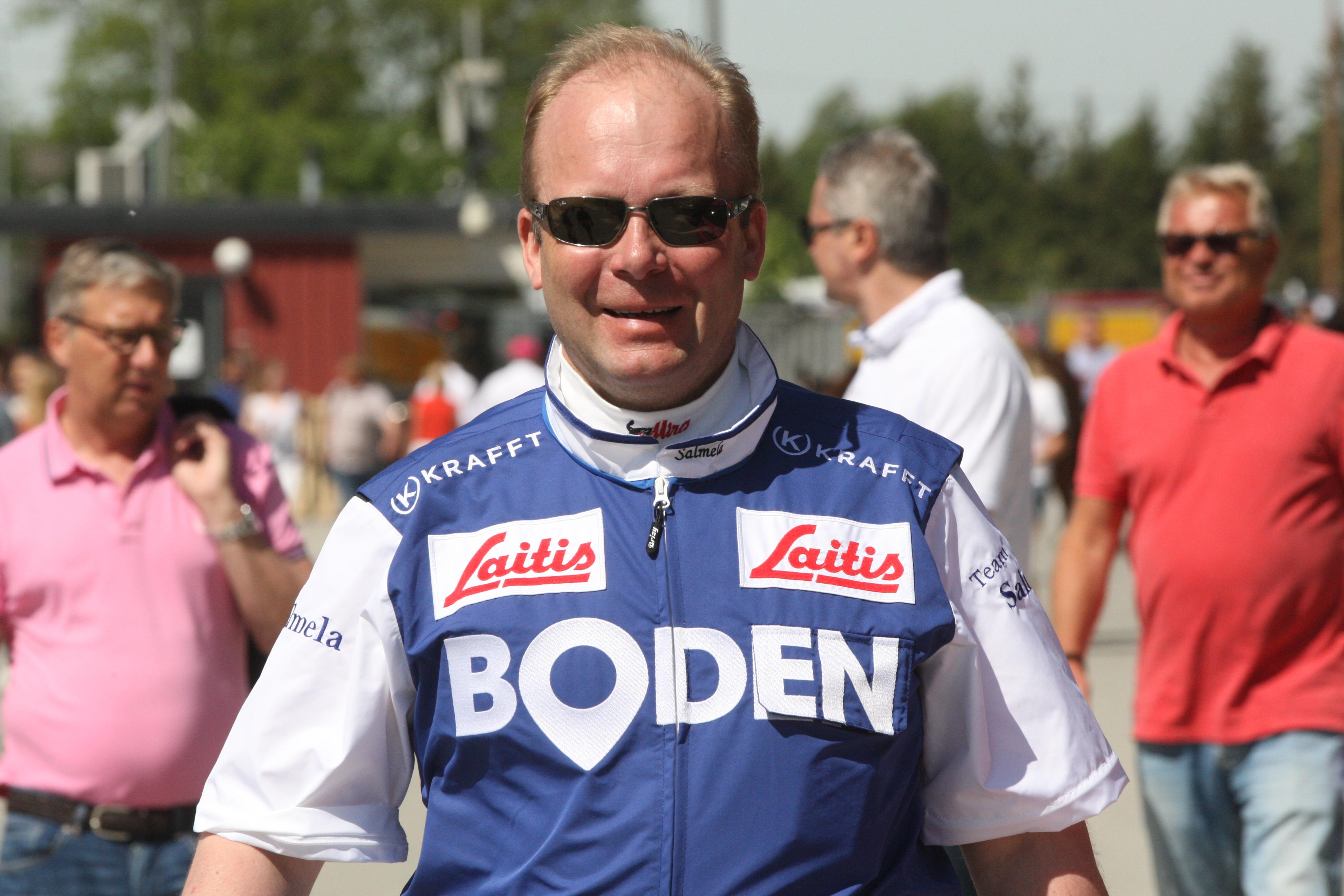 Petri Salmelalla oli aihetta hymyyn lauantain ravien jälkeen. Hänen tallinsa menestyi kahdessa eri maassa.