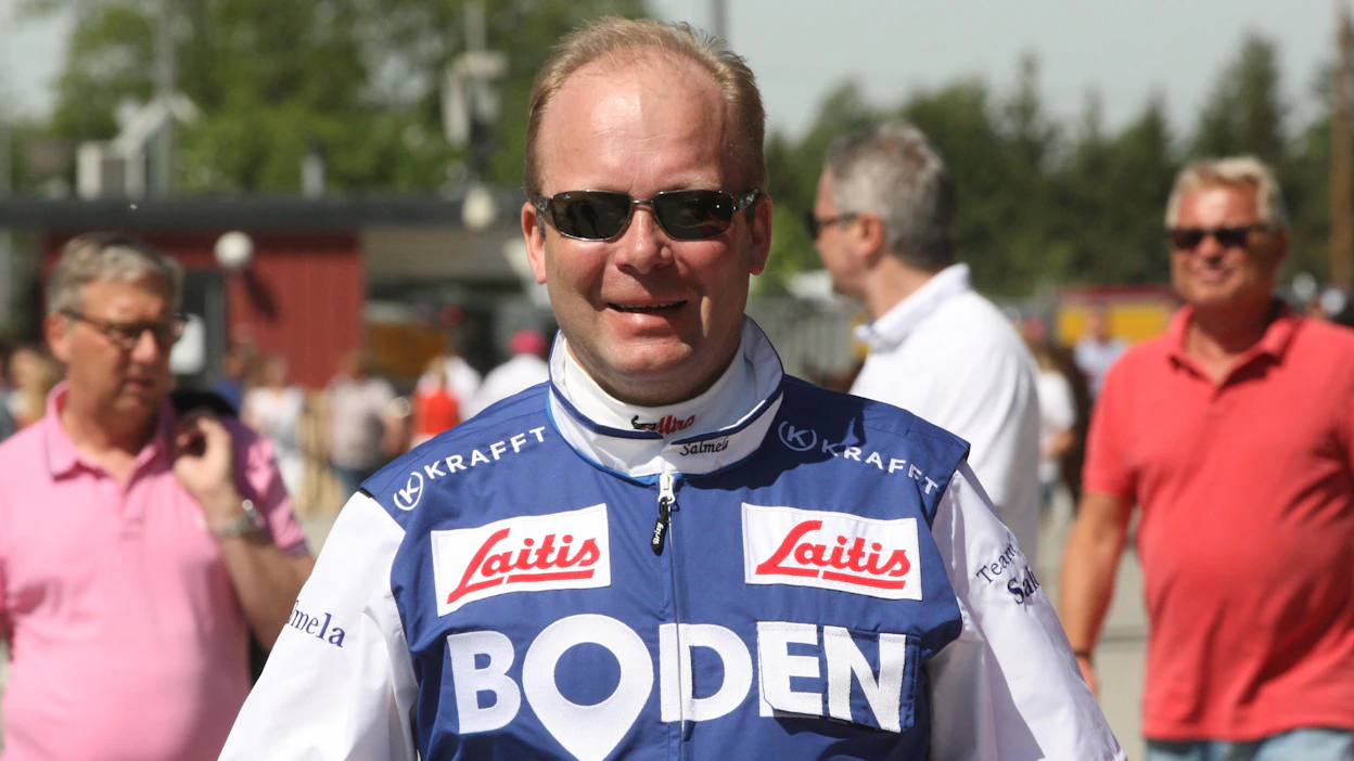 Petri Salmelalla oli aihetta hymyyn lauantain ravien jälkeen. Hänen tallinsa menestyi kahdessa eri maassa.