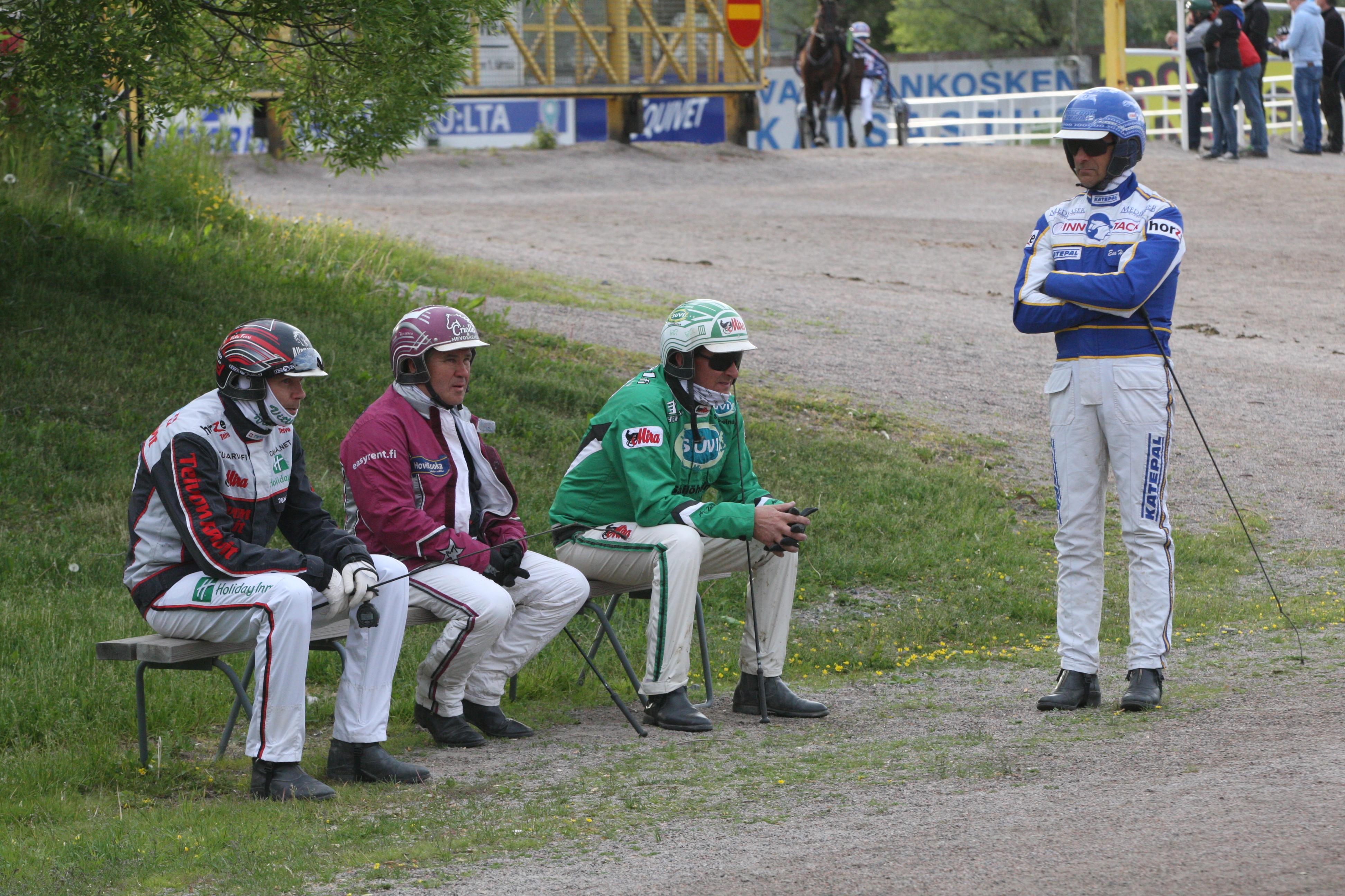 Nämä miehet ovat tehneet Vermossa muutakin kuin odotelleet. Ari Moilanen vihreässä puvussaan on nykyisin pääradan kaikkien aikojen voitokkain kuski. Hänen vierellään istumassa vallasta suistettu Antti Teivainen sekä Mika Forss, jolla on Vermosta 730 voittoa. Seisaallaan Vermossa 1013 voittoa ajanut Esa Holopainen.