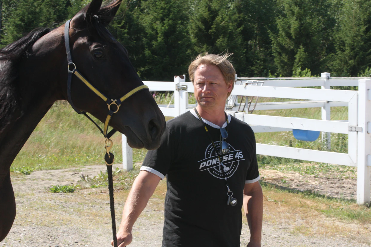 Juha Vidgrén on myös käytännössä hevosmies, mutta nykyään hän tyytyy kilvanajon sijaan pelkkien rauhallisten lenkkien ajeluun kotimaisemissa. Kuvassa Vidgrénin seurana on Ukebell Jet.