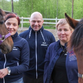 Emmi (vas.) ja Janne Lukkari sekä Maarit Ollikainen ovat kokeneita hevoskimppojen kokoajia.