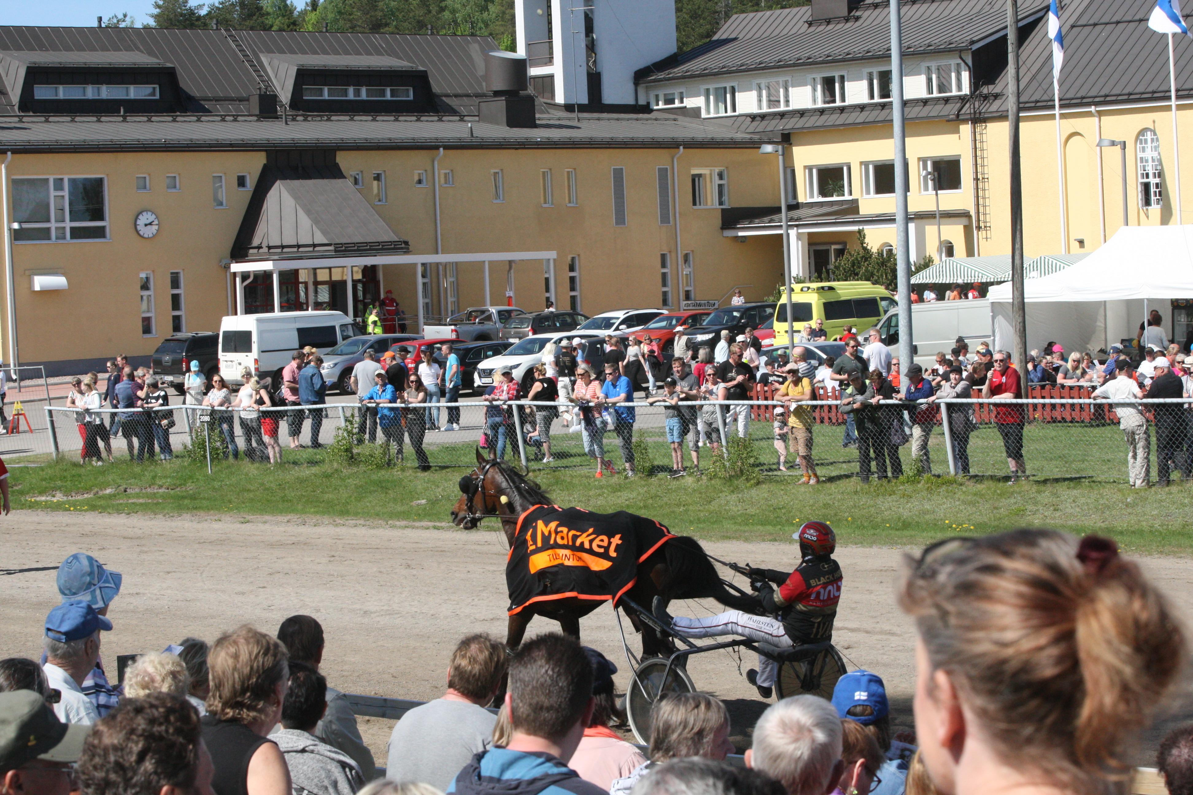 Ravilinnan vapaa-aikakeskus dominoi Kausalan raviradan keskikenttää. Kausalassa ravataan vain kerran vuodessa.
