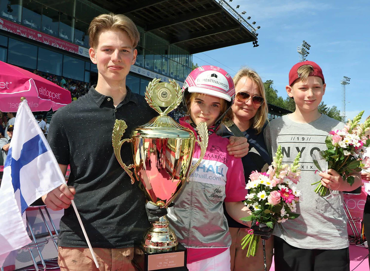 Mats Havulehto (vas.), Elina Miettunen, Ann-Kristin Nyberg ja Emil Havulehto Pomona II:n Minielitloppetin voiton jälkeen toukokuussa 2018.