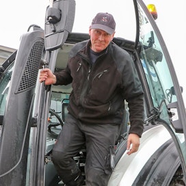 Vermon ratamestari Juha Keskimaunu ”asuu” traktorin hytissä tällä kaksien Vermon ravien viikolla, jolla kelit tekevät vielä tepposiaan.